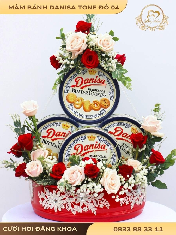 Mâm bánh danisa & hoa tươi tone đỏ 04