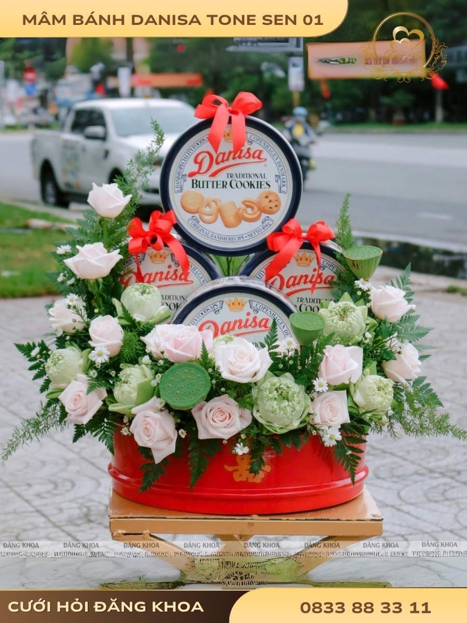 Mâm bánh danisa & hoa tươi tone sen 01