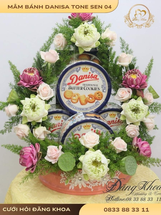 Mâm bánh danisa & hoa tươi tone sen 04