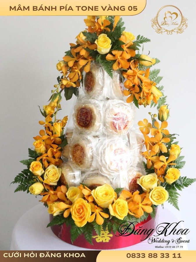 Mâm bánh pía & hoa tươi tone vàng 05