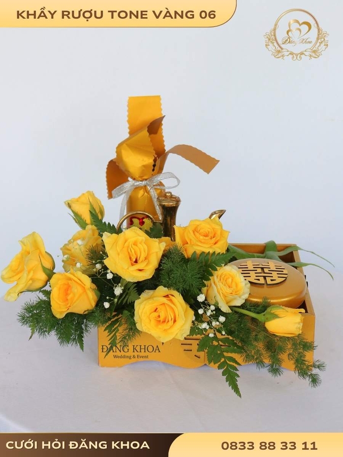Mâm khầy rượu & hoa tươi tone vàng 06
