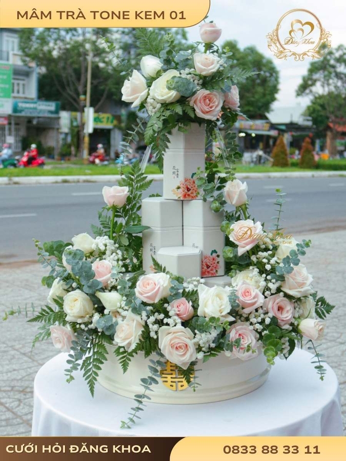 Mâm trà & hoa tươi tone kem 01