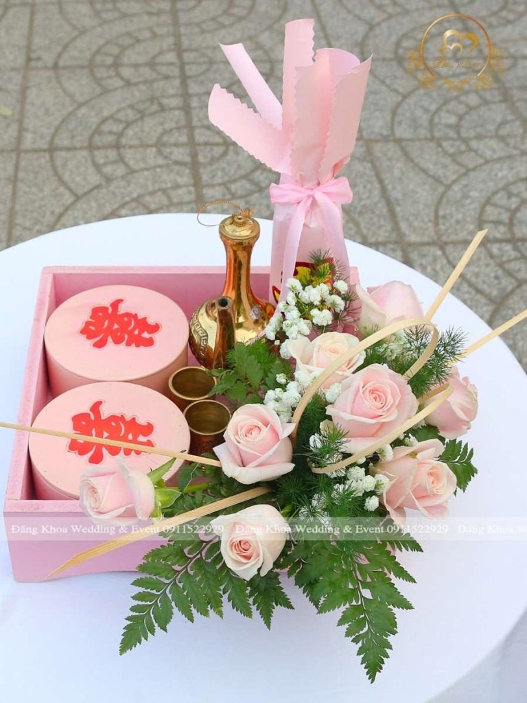 Mâm khầy rượu trang trí hoa tươi tone hồng.