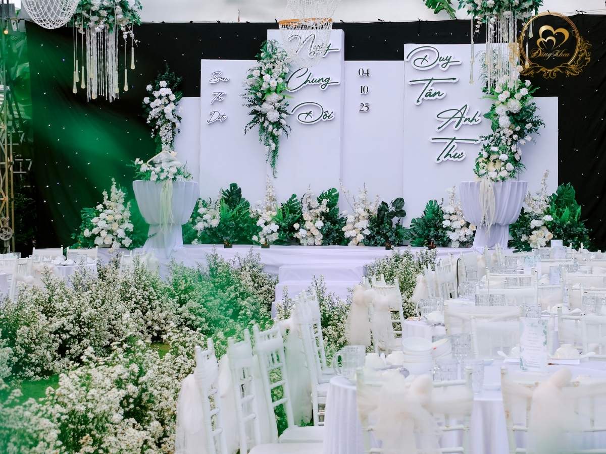 Toàn cảnh sân khấu Tiệc Báo Hỷ tone trắng xanh hiện đại.