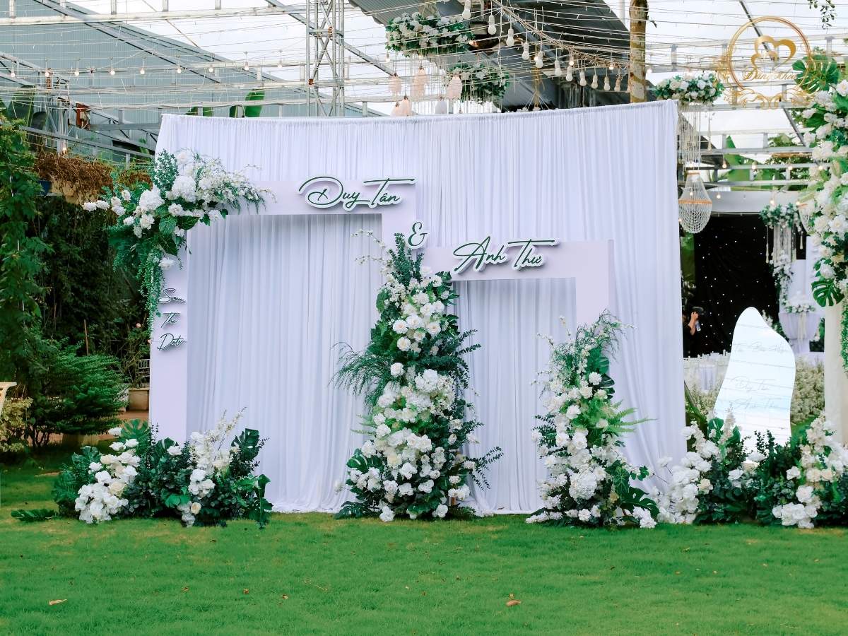 Thiết kế phông chụp hình cưới Tiệc Báo Hỷ tone trắng phong cách Minimalist hiện đại.