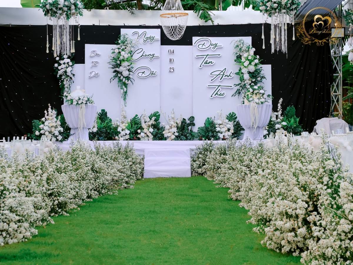 Lối đi sân khấu Tiệc Báo Hỷ viền hoa Baby trắng lãng mạn.