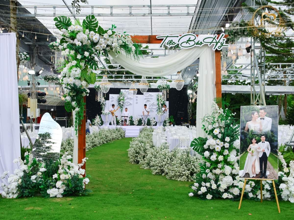 Không gian cổng hoa Tiệc Báo Hỷ ấm cúng và ban nhạc Acoustic và khách mời đông đủ.