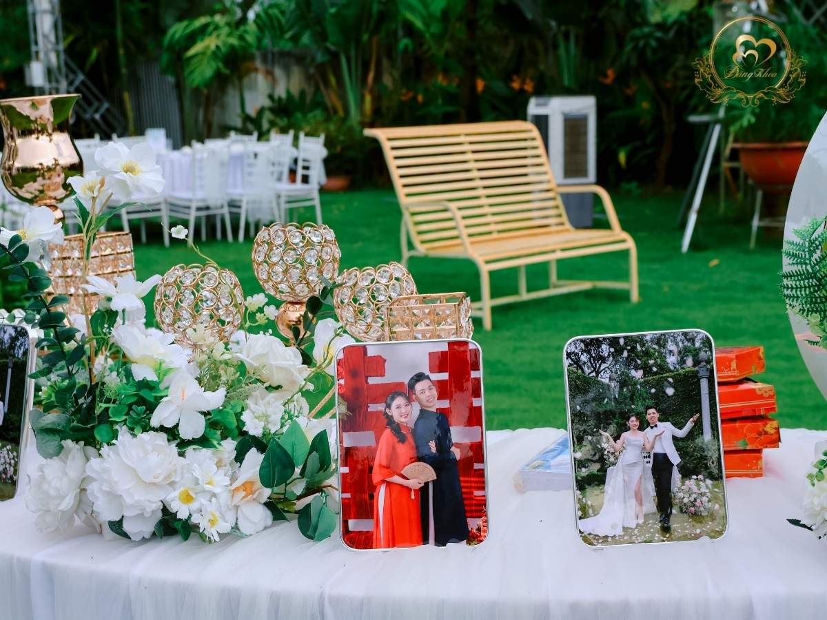 Trang trí bàn Gallery khung ảnh, chân nến và phụ kiện vàng đồng.