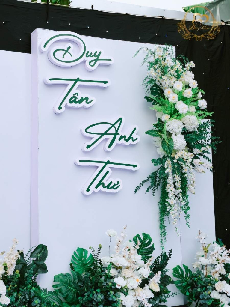 Backdrop sân khấu Tiệc Báo Hỷ decor tên cô dâu chú rể.