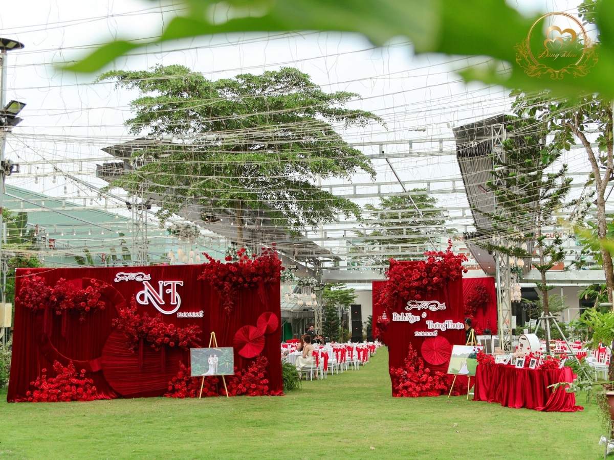 Không gian tiệc ngoài trời tại cưới hỏi đăng khoa.