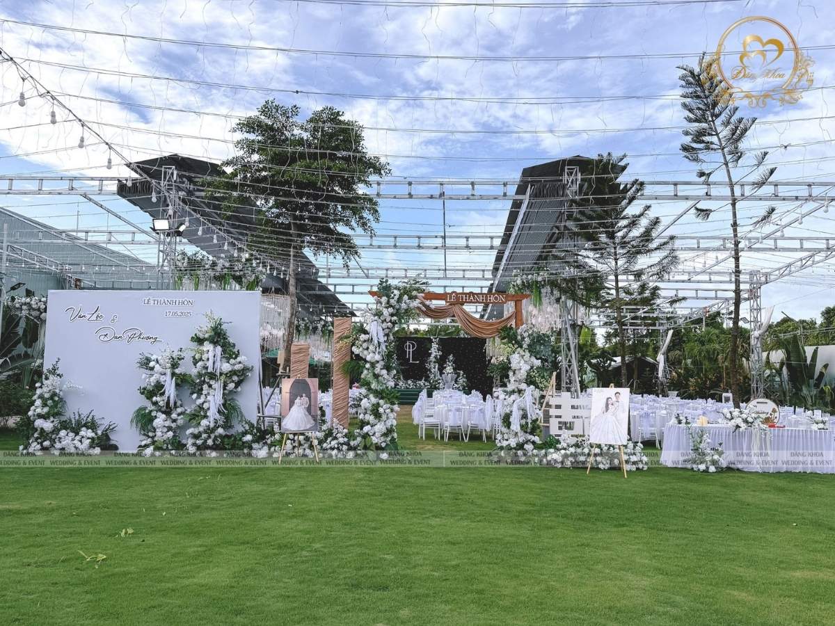 Không gian tiệc ngoài trời tại cưới hỏi đăng khoa.