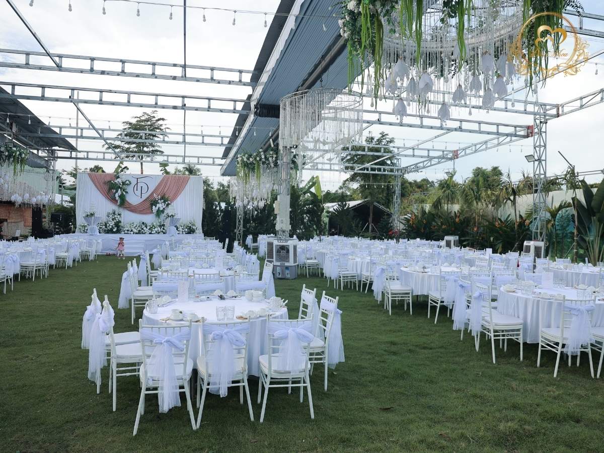 Không gian tiệc cưới ngoài trời tại cưới hỏi đăng khoa.