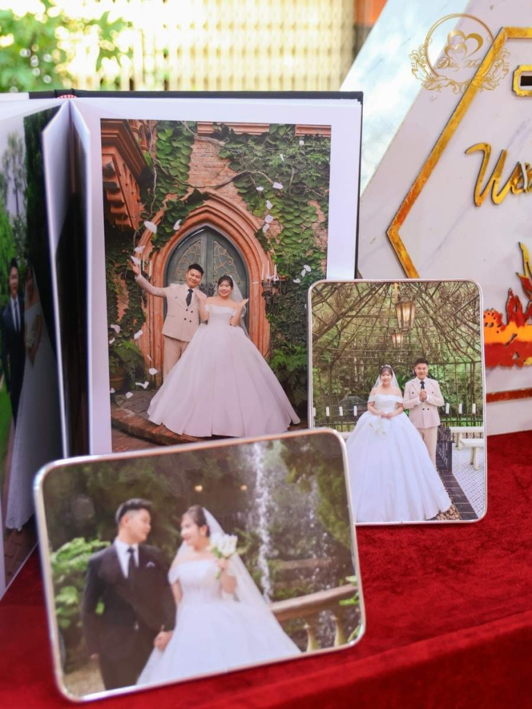 Chi tiết bàn Gallery khung ảnh và lồng chim decor.