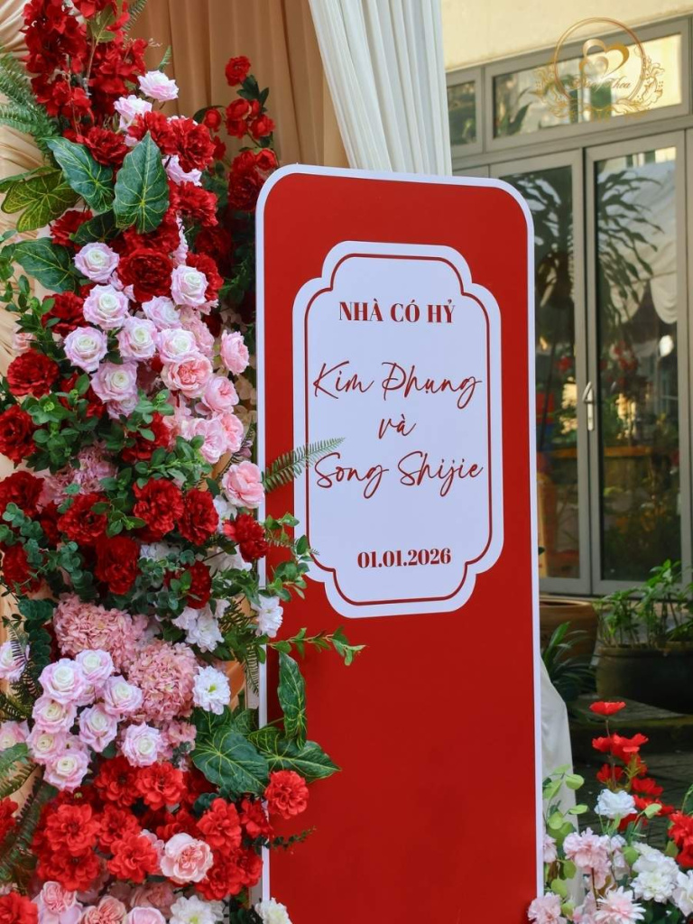 Bảng tên đón khách Nhà Có Hỷ tone đỏ trắng.