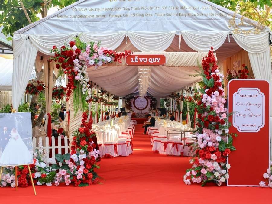 Toàn cảnh rạp cưới và cổng hoa Lễ Vu Quy tone đỏ kem.