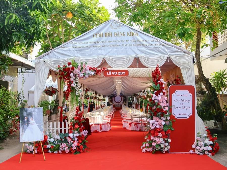Góc chụp mặt tiền rạp cưới không gian hoành tráng, cổng chào được kết hoa dày đặt hoa hồng đỏ.