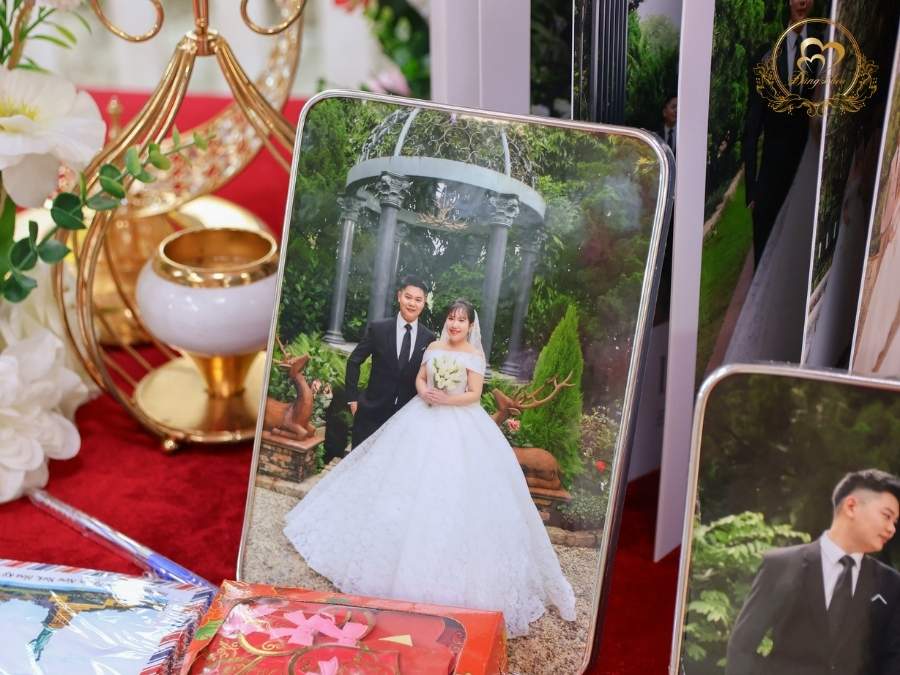 Chi tiết bàn Gallery tiệc cưới khung ảnh và lồng chim gold decor.