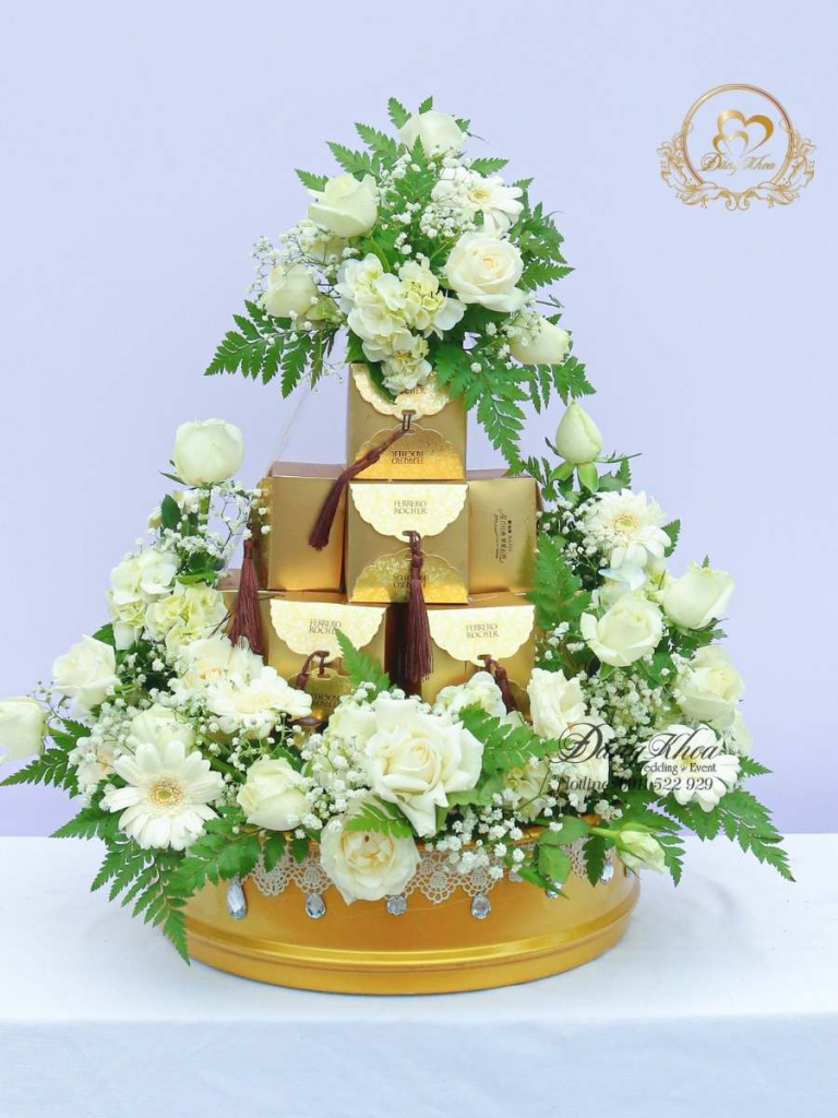 Mâm bánh cupcake trang trí hoa tươi tone trắng xanh.