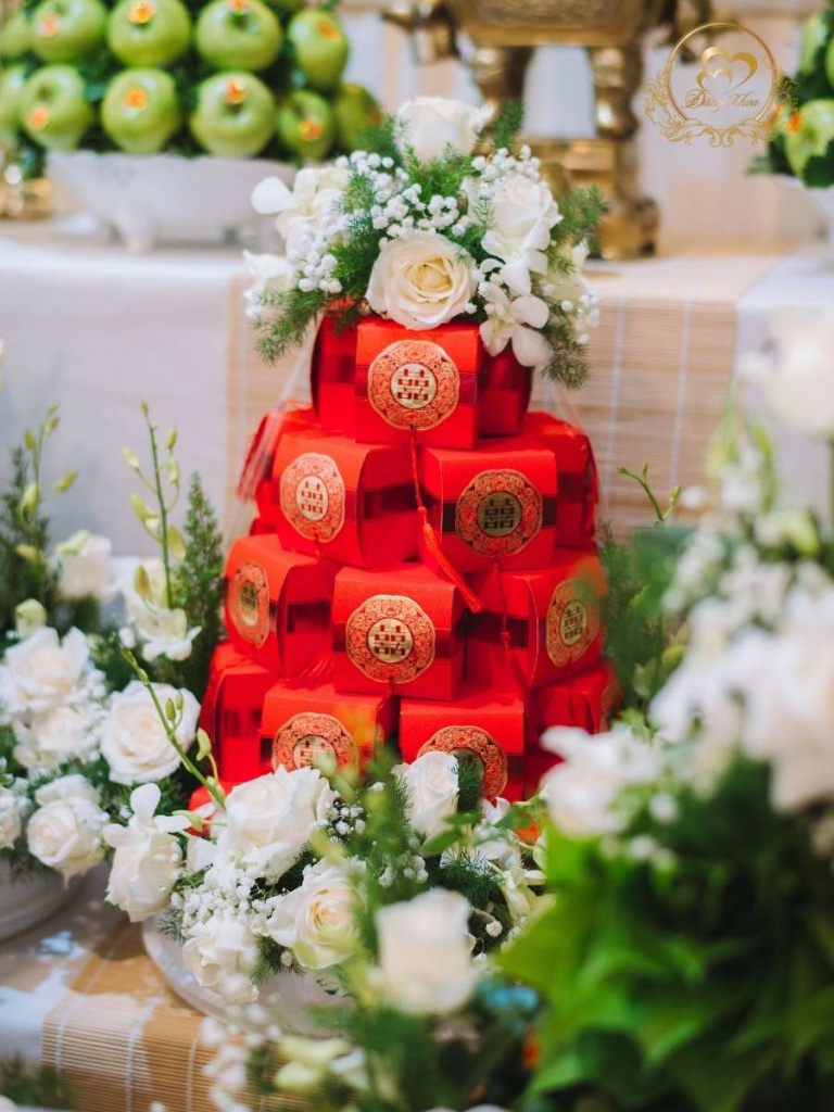 Mâm bánh cupcake trang trí hoa tươi tone trắng.