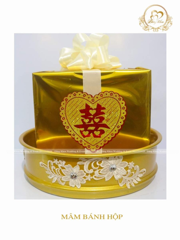 Mâm bánh truyền thống tone vàng.