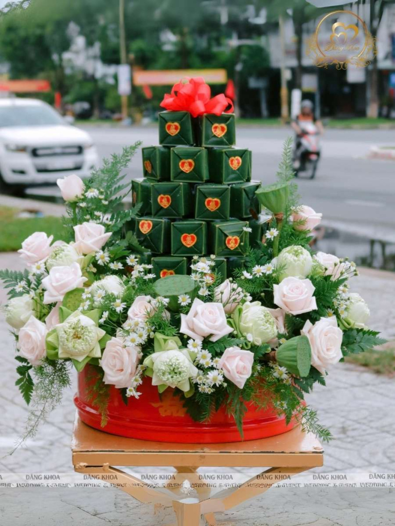 Mâm bánh phu thê trang trí hoa tươi tone sen.