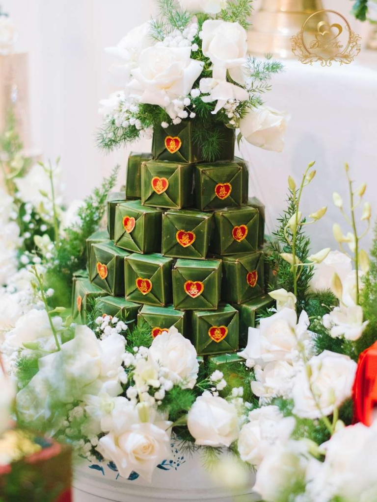 Mâm bánh phu thê trang trí hoa tươi tone trắng.