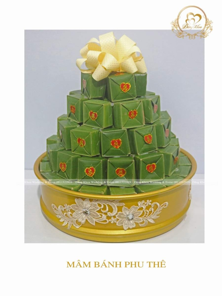 Mâm bánh phu thê truyền thống tone vàng.
