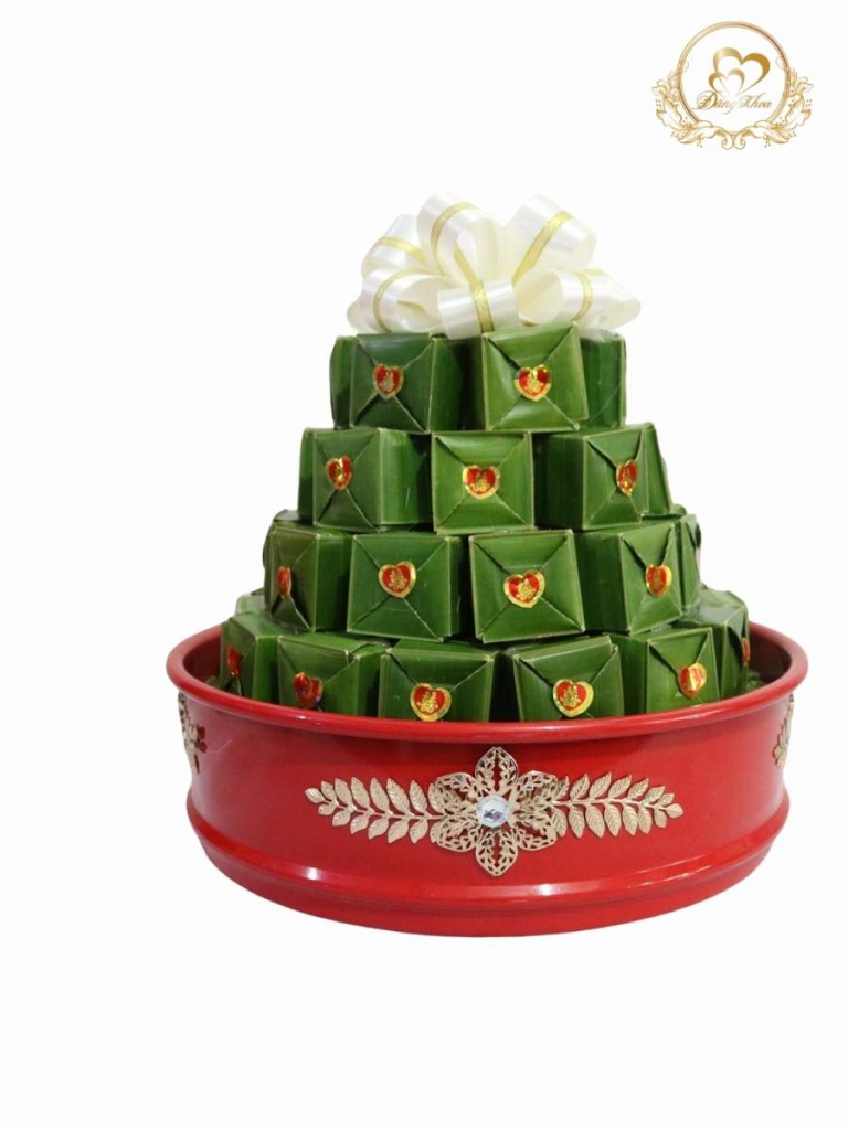 Mâm bánh phu thê truyền thống tone đỏ.