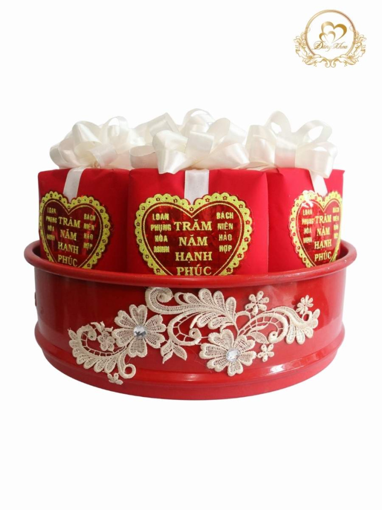 Mâm bánh pía truyền thống tone đỏ.