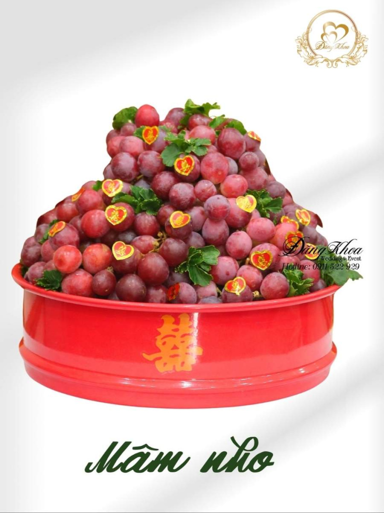 Mâm nho đỏ truyền thống tone đỏ.
