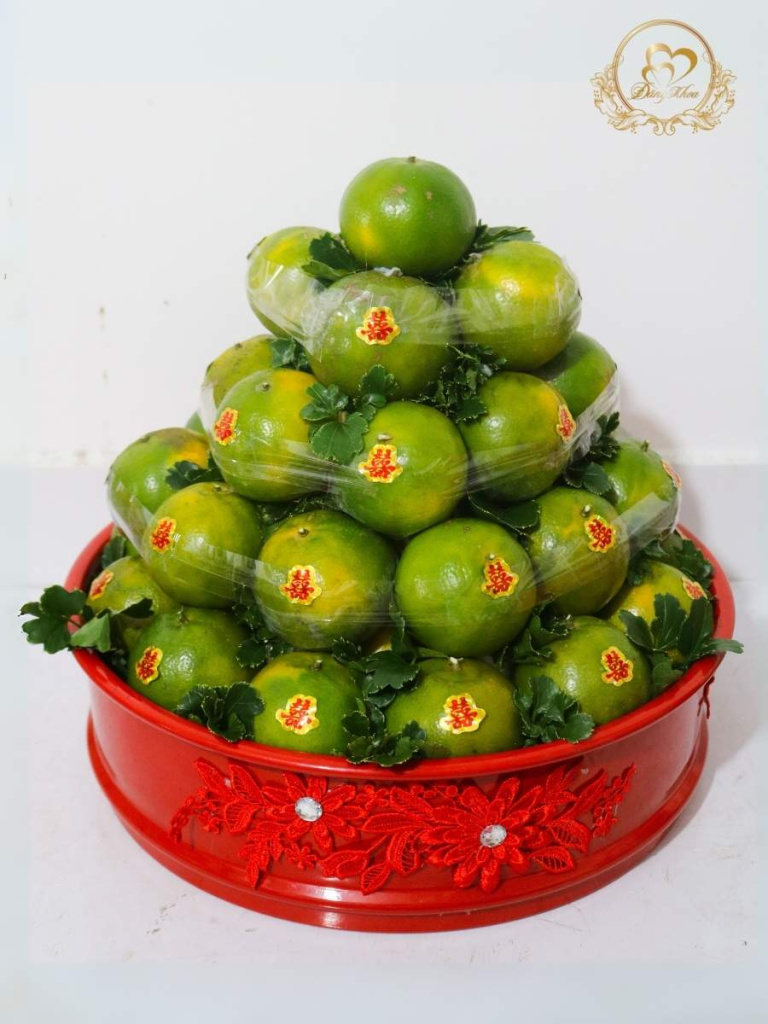 Mâm quýt truyền thống tone đỏ.