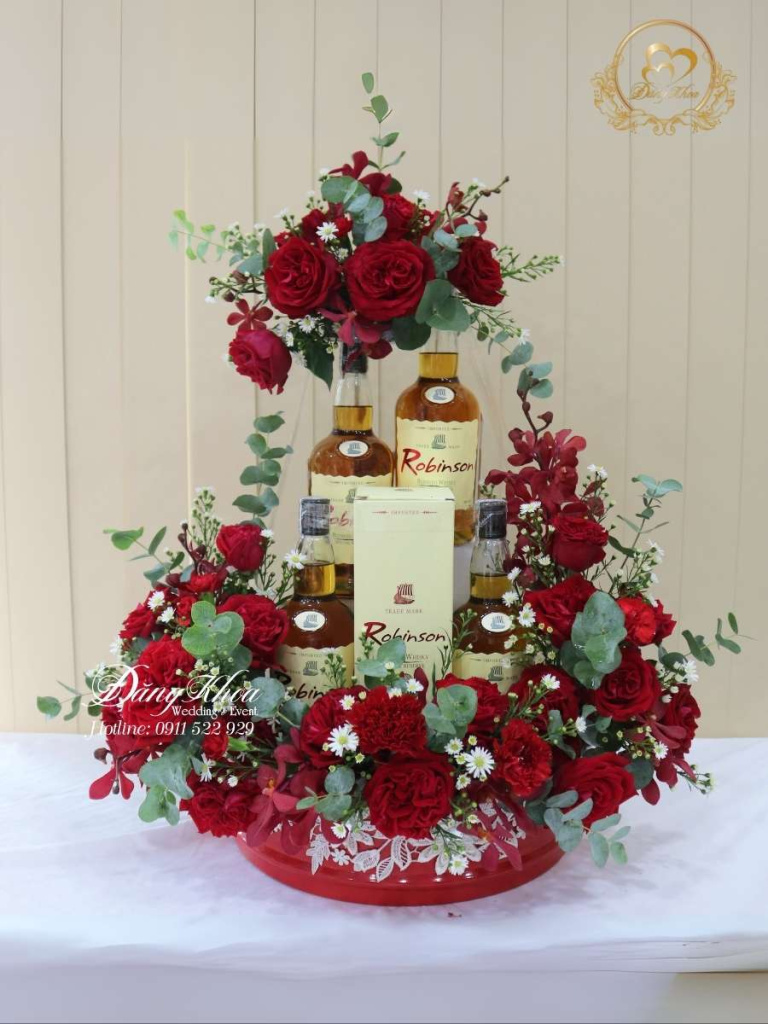 Mâm rượu trang trí hoa tươi tone đỏ.