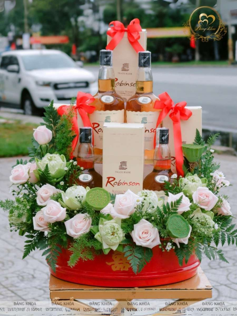 Mâm rượu trang trí hoa tươi tone sen.