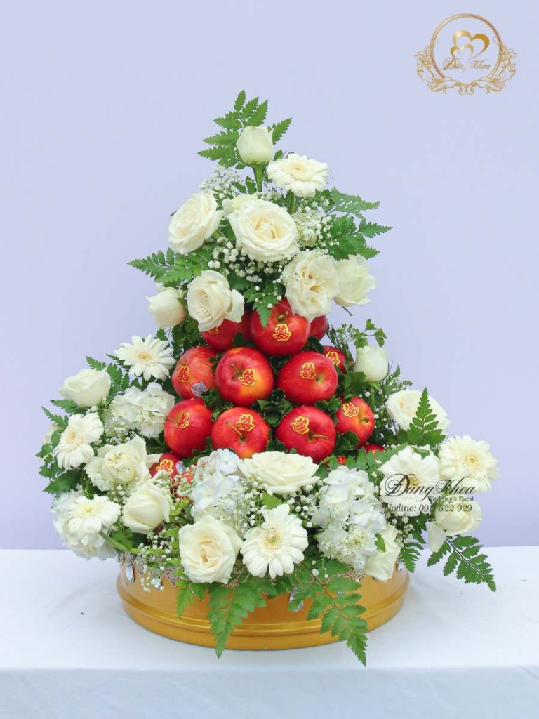 Mâm táo đỏ trang trí hoa tươi tone trắng xanh.