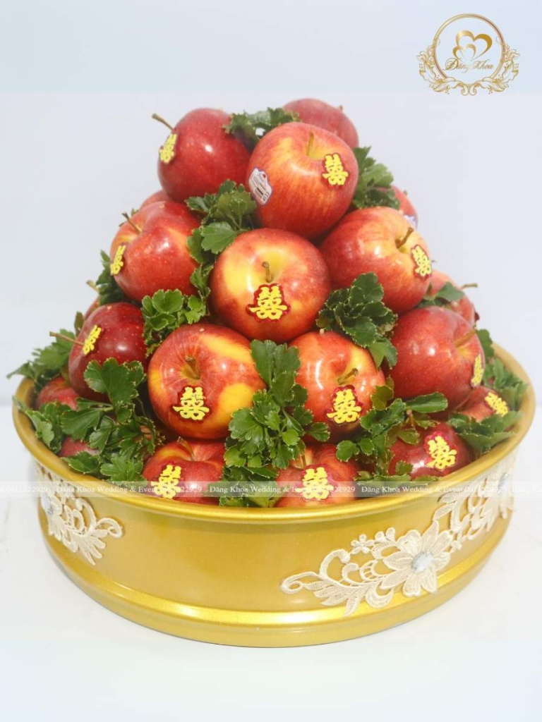 Mâm táo đỏ truyền thống tone vàng.