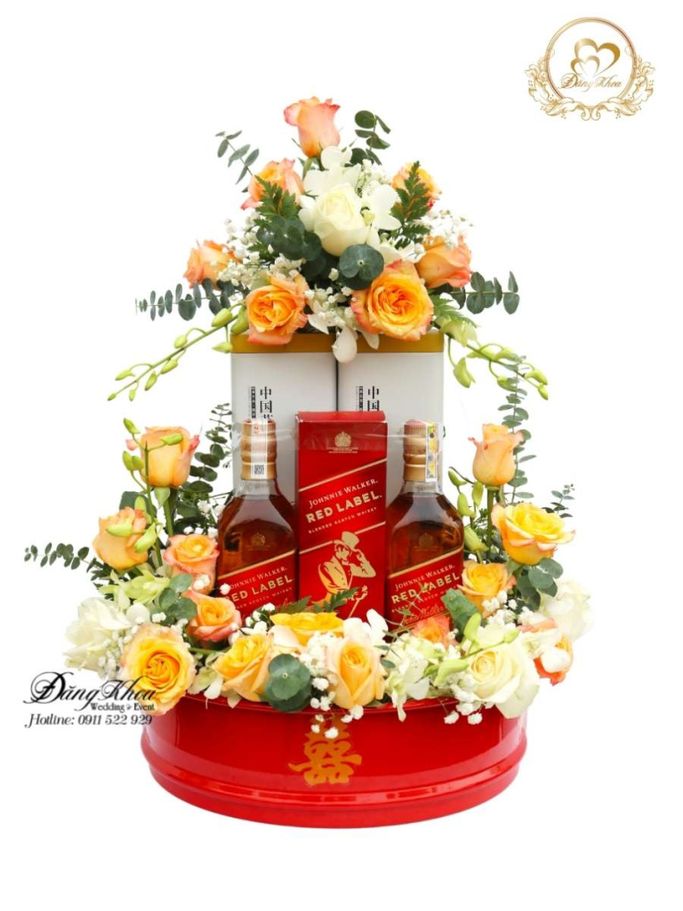Mâm trà rượu trang tri hoa tươi tone cam.