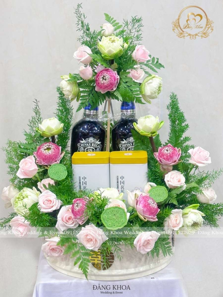 Mâm trà rượu trang trí hoa tươi tone sen.