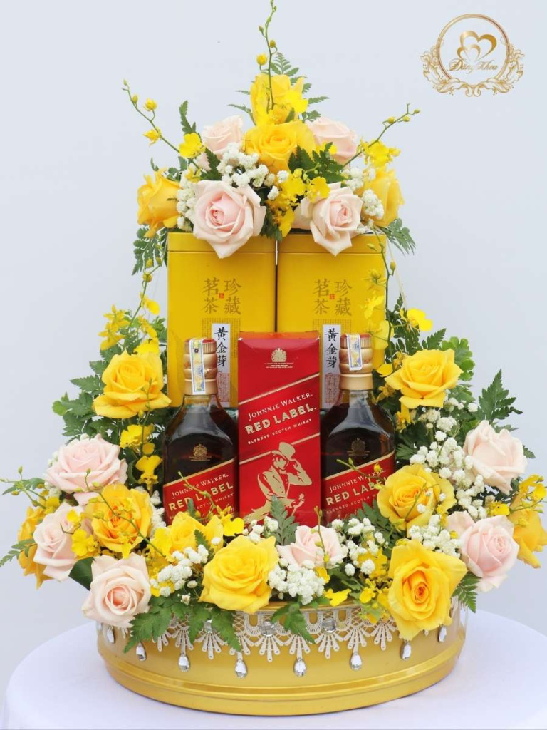 Mâm trà rượu trang trí hoa tươi tone vàng.
