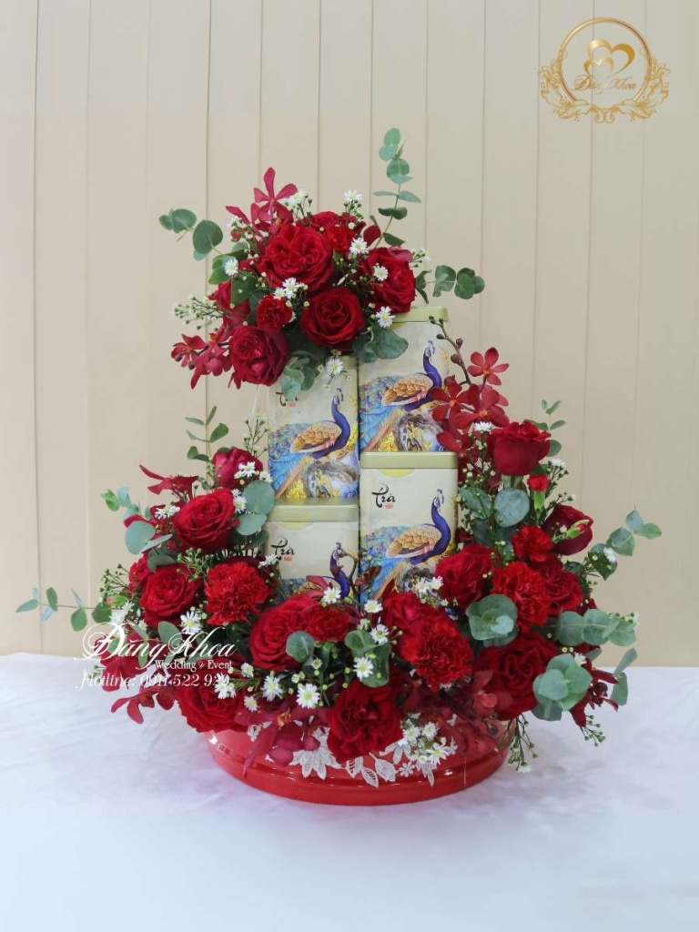 Mâm trà trang trí hoa tươi tone đỏ.