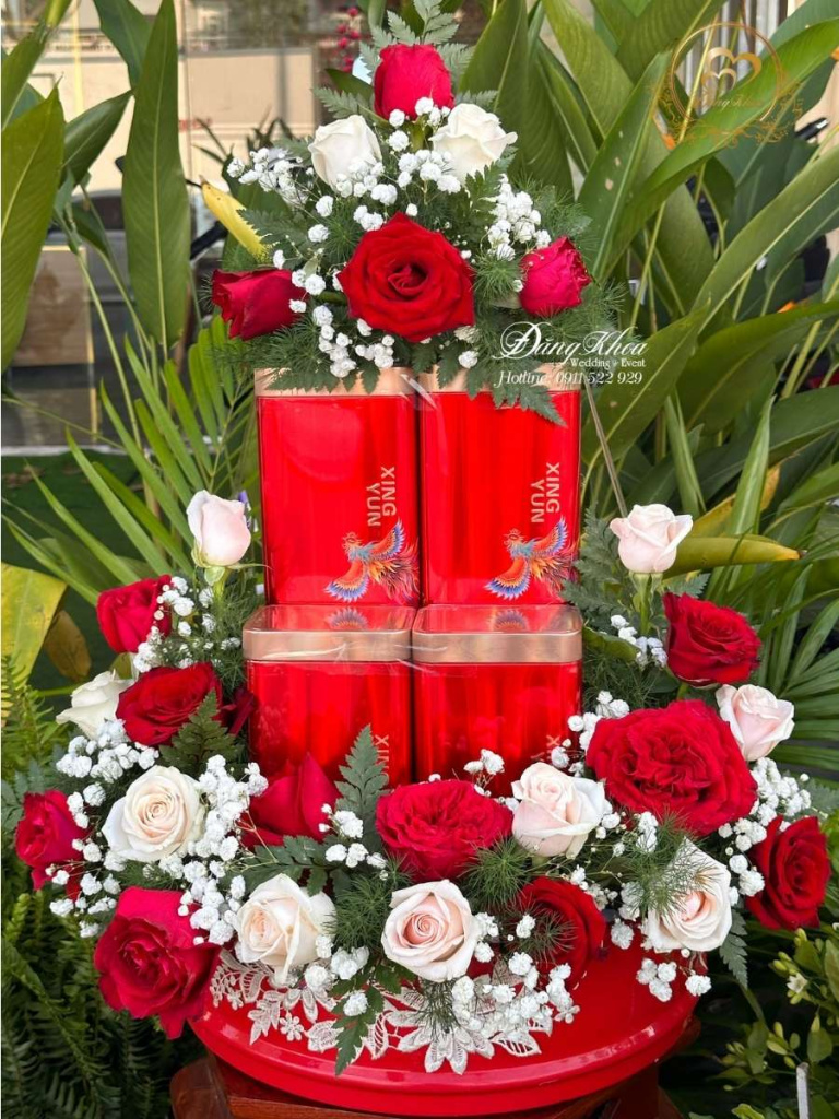 Mâm trà trang trí hoa tươi tone đỏ.