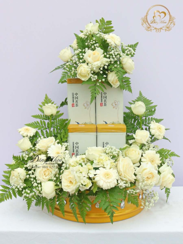 Mâm trà trang trí hoa tươi tone trắng xanh.