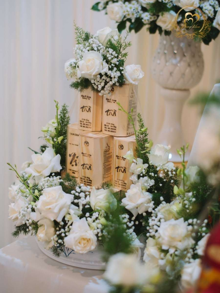 Mâm trà trang trí hoa tươi tone trắng.