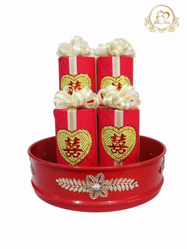 Mâm trà truyền thống tone đỏ.