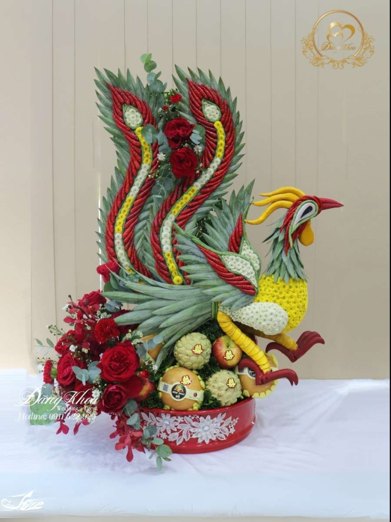 Mâm trái cây phụng trang trí hoa tươi tone đỏ.