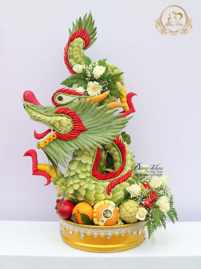 Mâm trái cây rồng trang trí hoa tươi tone trắng xanh.