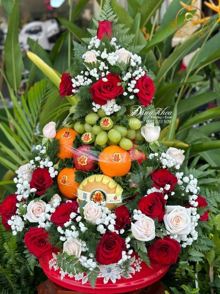 Mâm trái cây trang trí hoa tươi tone đỏ.