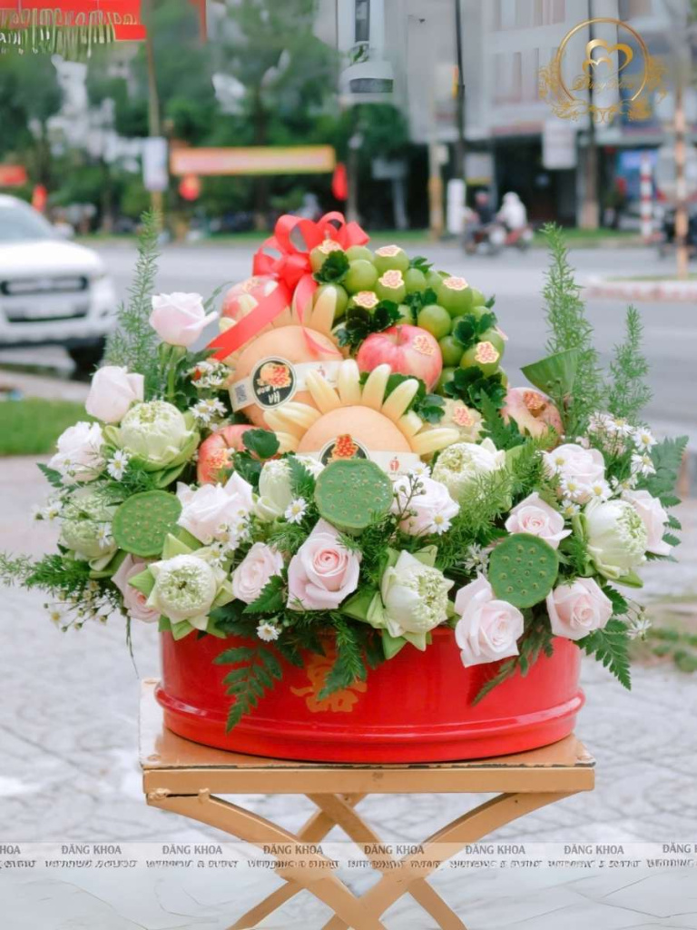 Mâm trái cây trang trí hoa tươi tone sen.