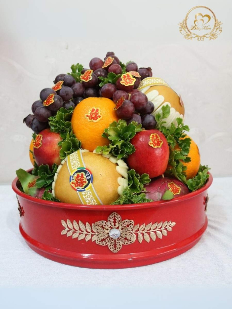 Mâm trái cây truyền thống tone đỏ.