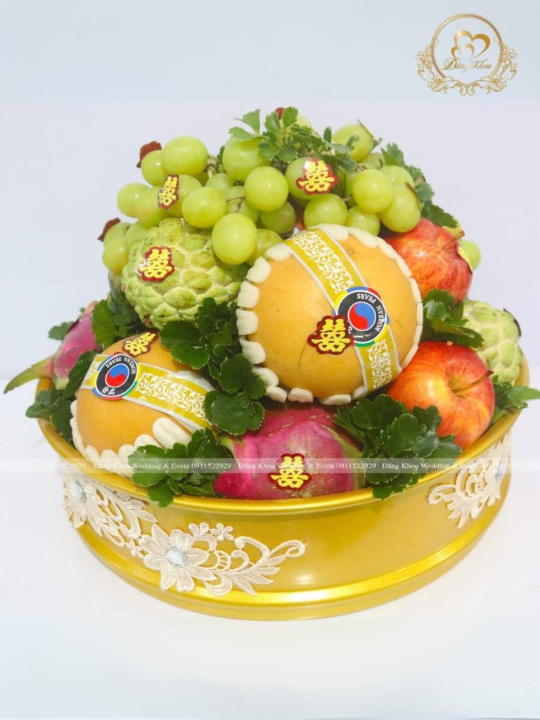 Mâm trái cây truyền thống tone vàng.