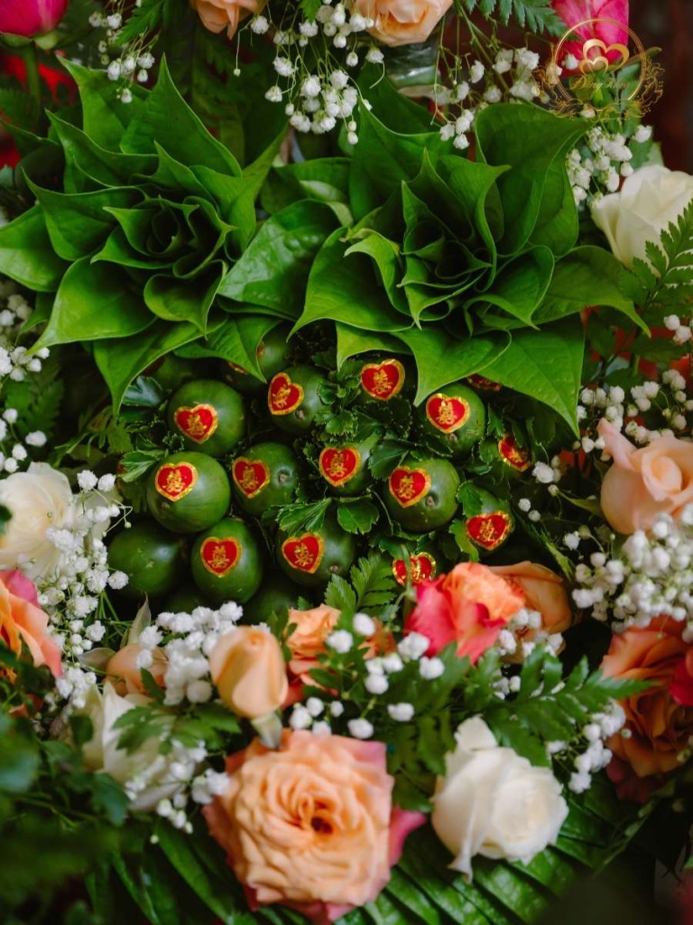 Mâm trầu cau trang trí hoa tươi tone cam.